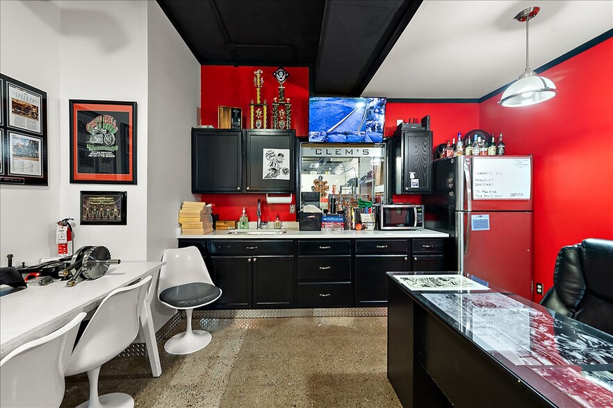 More Photos Of 1357 S Gratiot Ave, Clinton Township Showroom For Sale