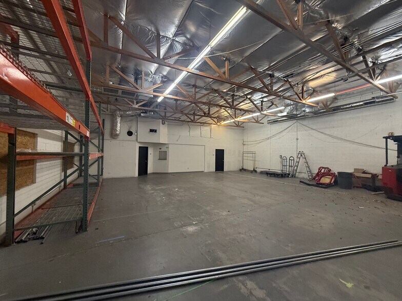 More Photos Of 325 W Melinda Ln, Phoenix Manufacturing For Lease