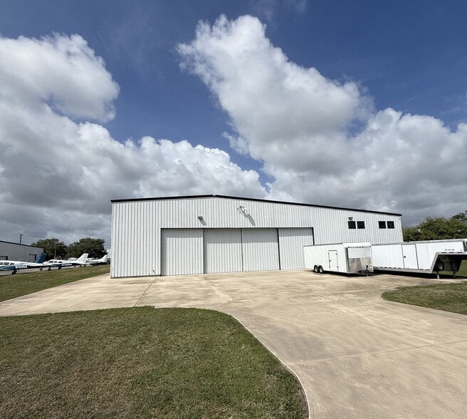Primary Photo Of 435 S Air Park Rd, Edgewater Manufacturing For Sale