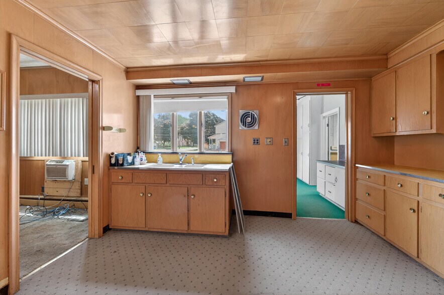 More Photos Of 209 N Main St, Belleville Medical For Sale