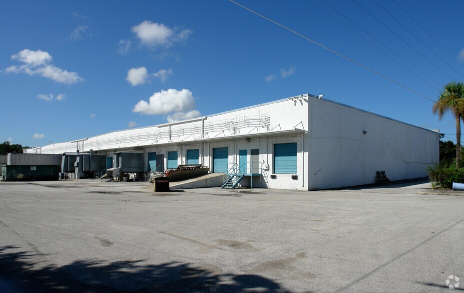 More Photos Of 6121-6131 Anno Ave, Orlando Warehouse For Lease