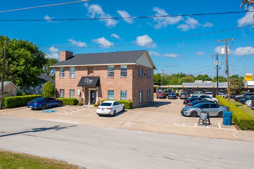 More Photos Of 110 S Barton Ave, Grapevine Freestanding For Sale