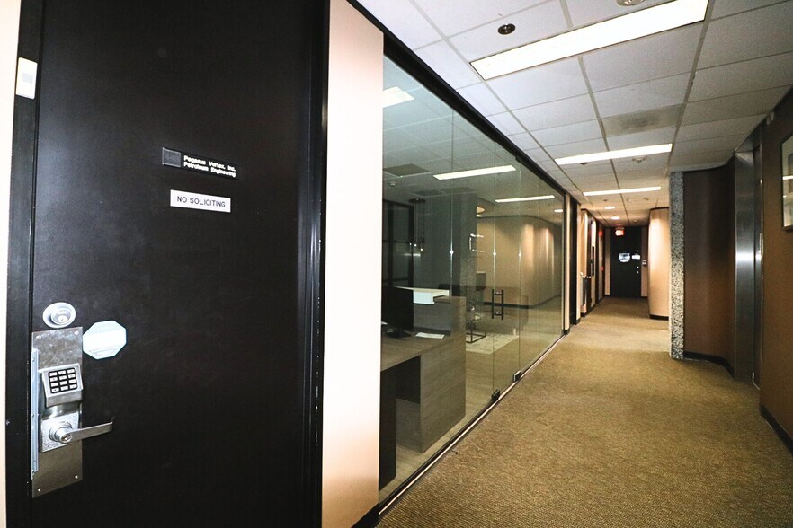 More Photos Of 6100 Corporate Dr, Houston Office For Sale