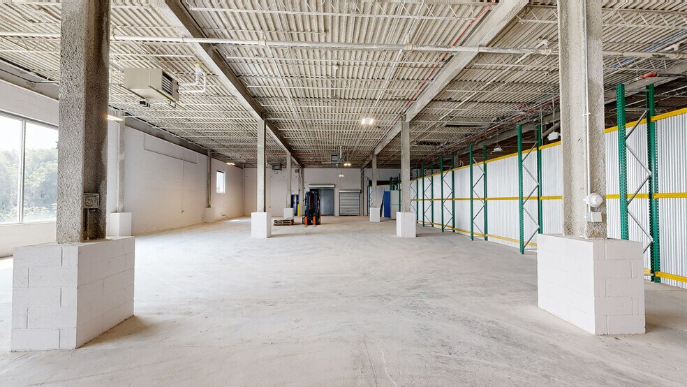 More Photos Of 250 E Sandford Blvd, Mount Vernon Warehouse For Lease