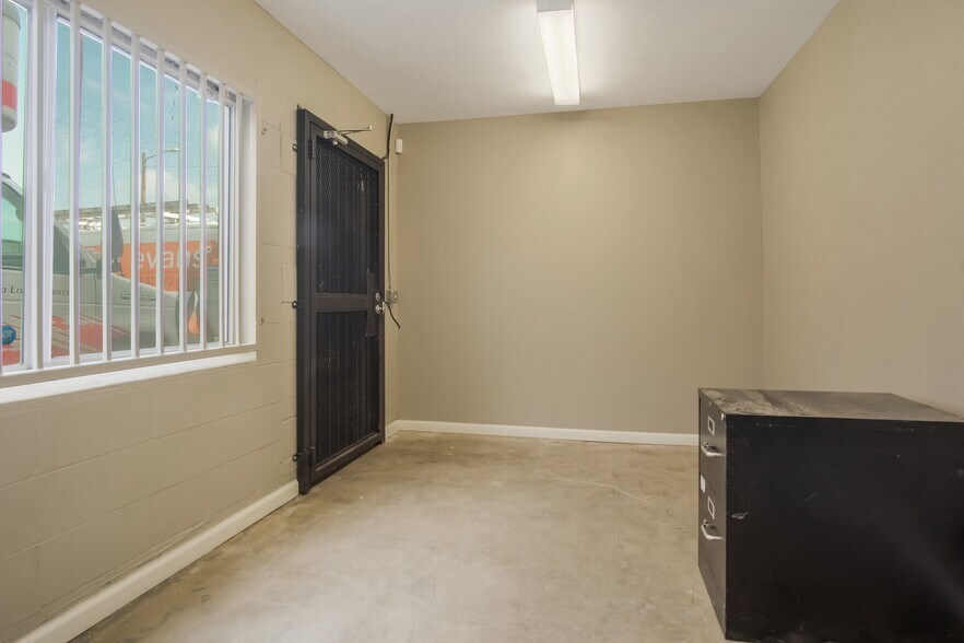 More Photos Of 14768 Calvert St, Van Nuys Warehouse For Sale