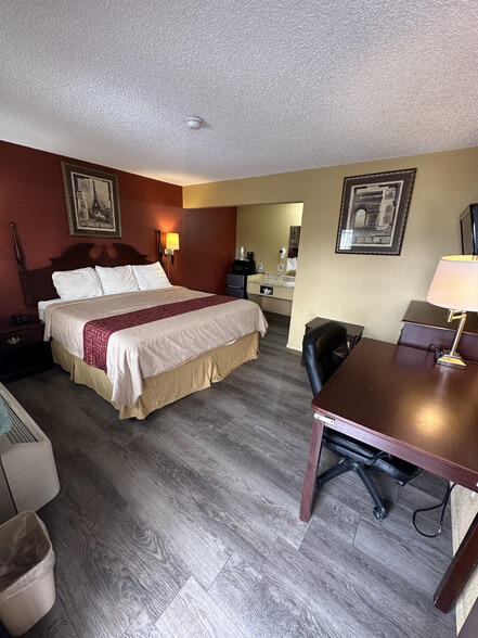 More Photos Of 721 State Route 54 E, Clinton Hotel For Sale