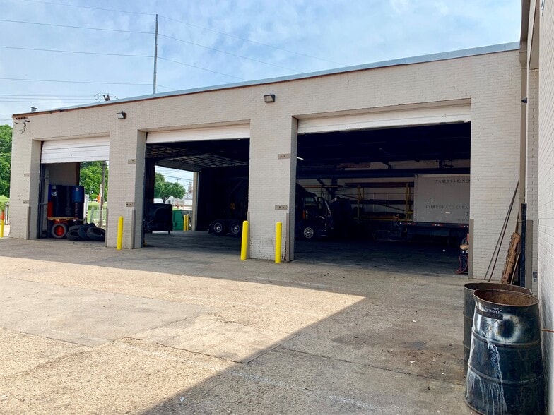 More Photos Of 1915 Empire Central, Dallas Distribution For Lease