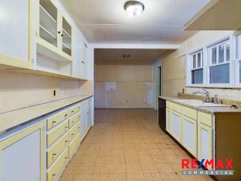 More Photos Of 214 Yellowstone Ave, Cody Bar For Sale