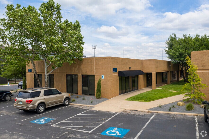 More Photos Of 1000 W Wilshire Blvd, Oklahoma City Coworking Space