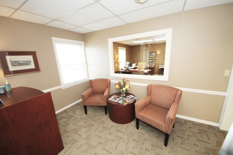 More Photos Of 2777 W Clay St, Saint Charles Office For Lease