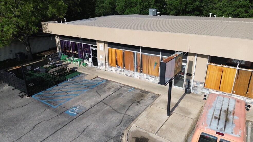 More Photos Of 1803-1813 N Elm St, Denton Restaurant For Lease