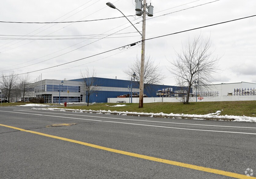 More Photos Of 2250 Rue Bombardier, Ste-Julie Manufacturing For Lease