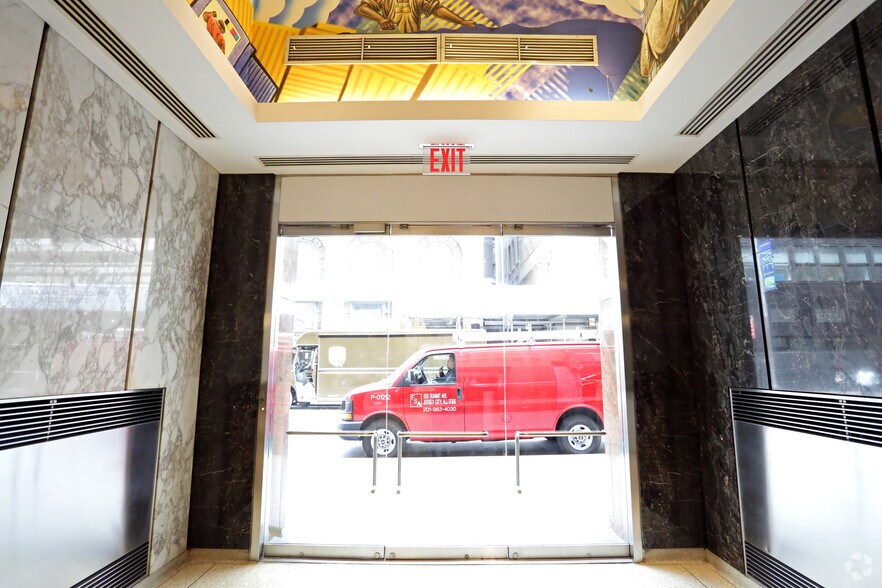 More Photos Of 42 W 39th St, New York Office For Lease