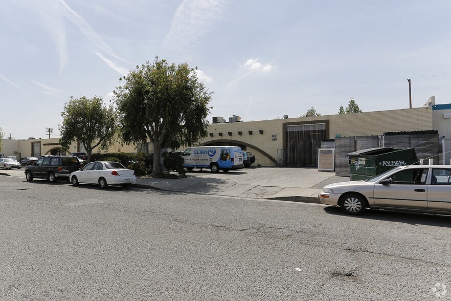 Primary Photo Of 14940-14954 Calvert St, Van Nuys Warehouse For Lease
