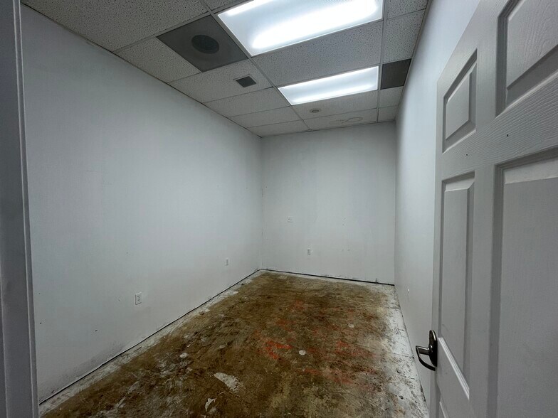 More Photos Of 1201-1313 W 103rd St, Kansas City Unknown For Lease