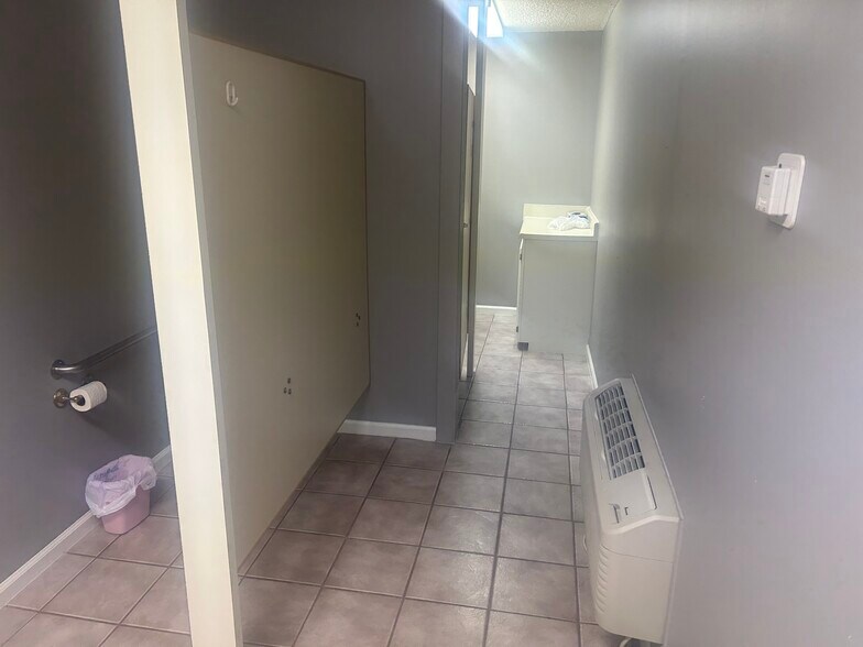 More Photos Of 700 N 15th St, Ozark Office For Sale