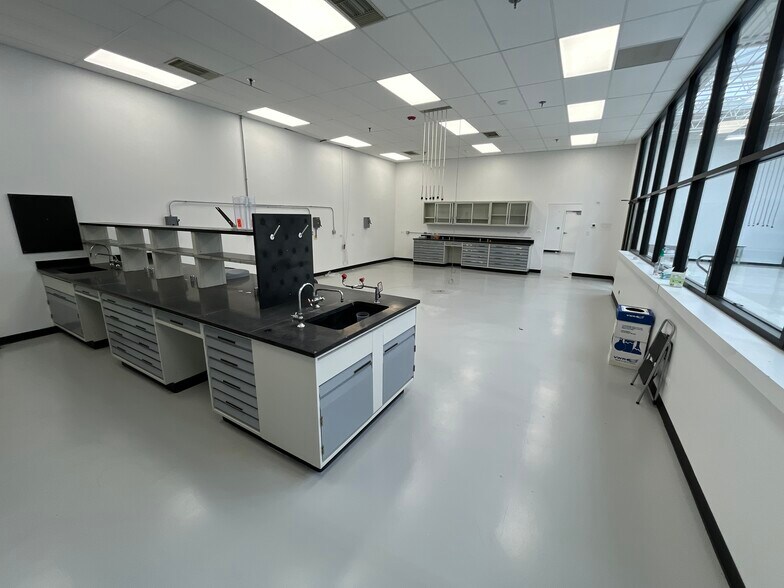 More Photos Of 909 E Orchard St, Mundelein Research And Development For Lease