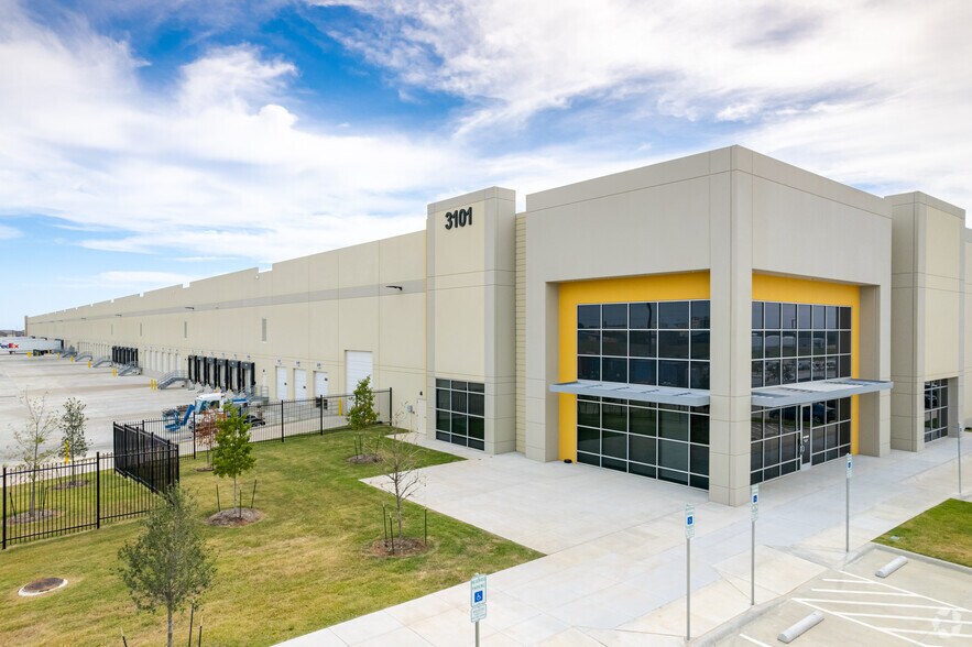 More Photos Of 3101 W Oak St, Denton Distribution For Lease