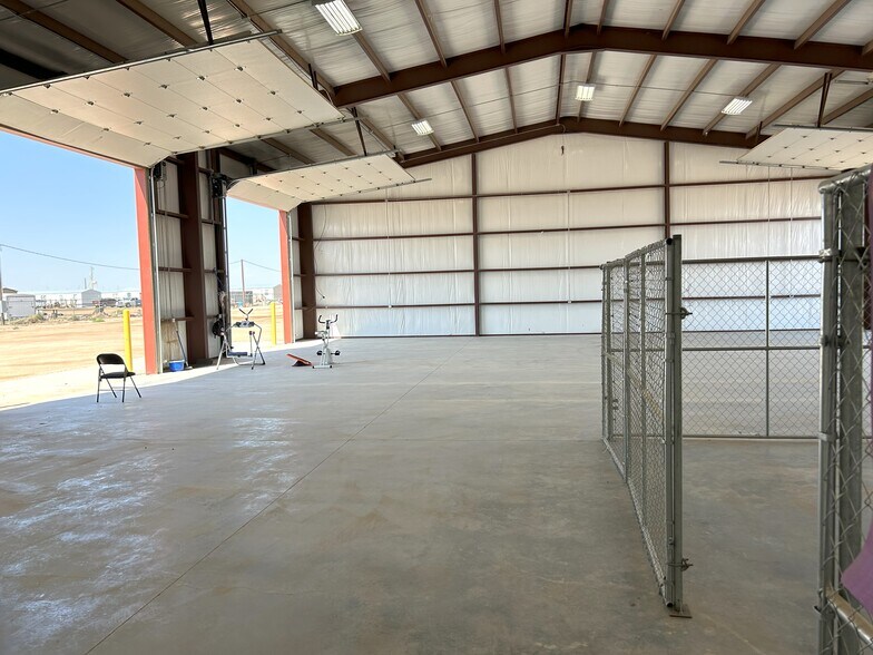 More Photos Of 1463 Oil Mill Rd, Pecos Warehouse For Lease