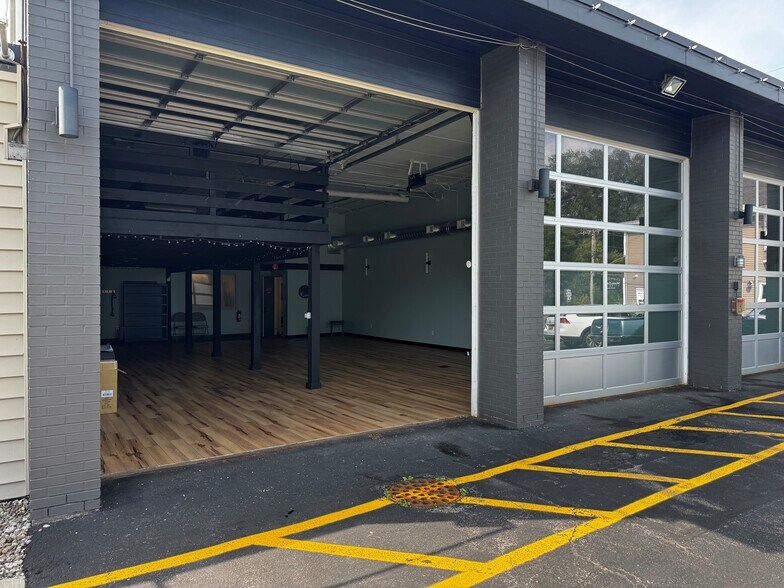 More Photos Of 70 Ridge Rd, Ontario Showroom For Lease