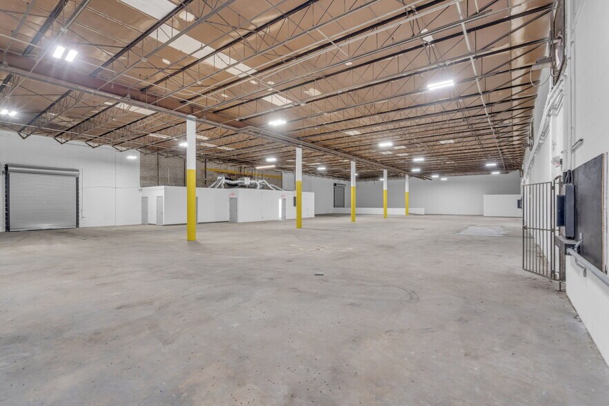 Primary Photo Of 325-337 W 75th Pl, Hialeah Warehouse For Lease