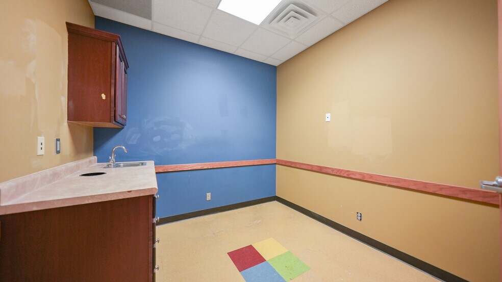 More Photos Of 2265 Bagnell Dam Blvd, Lake Ozark Office For Sale