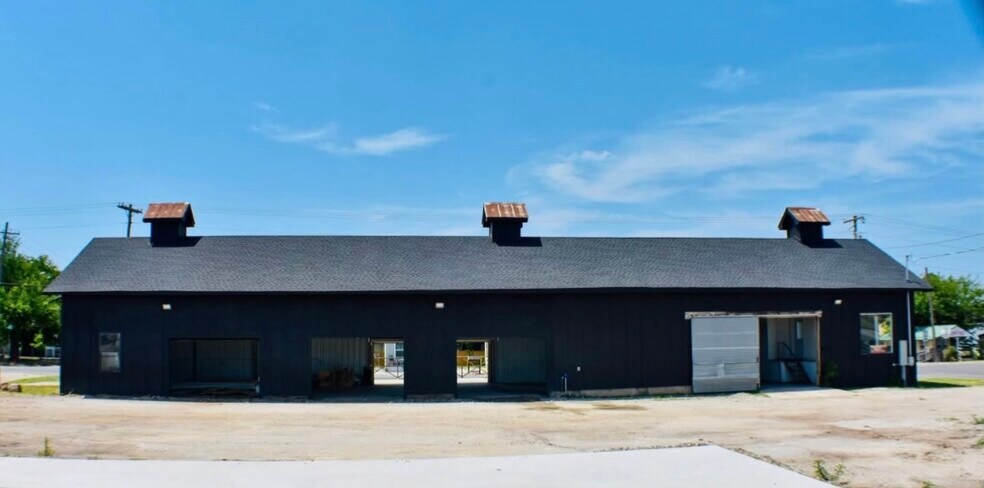 More Photos Of 101 N Mason St, Bowie Warehouse For Sale