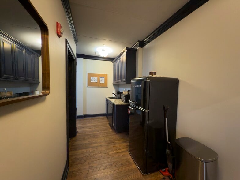 More Photos Of 590 Mimosa Blvd, Roswell Restaurant For Lease