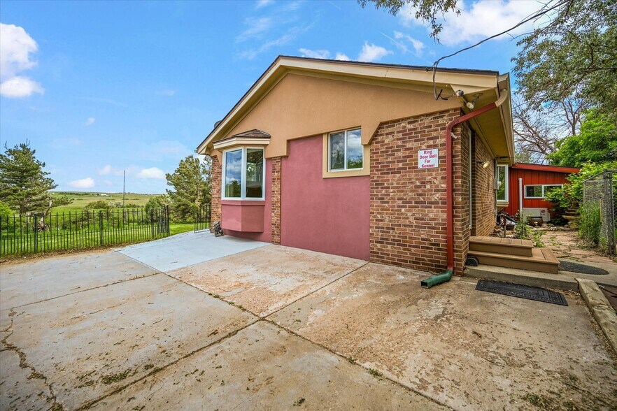 More Photos Of 1335 S Kio St, Watkins Veterinarian Kennel For Sale