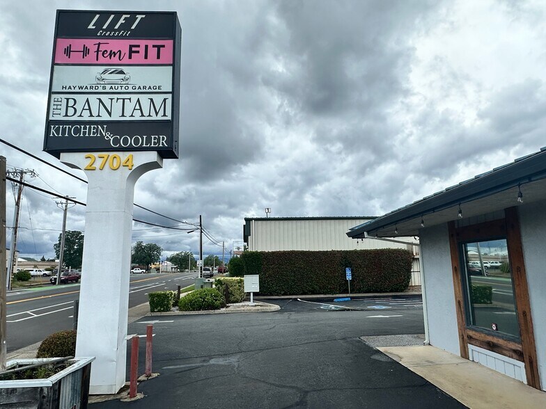 More Photos Of 2704 Hartnell Ave, Redding Freestanding For Lease