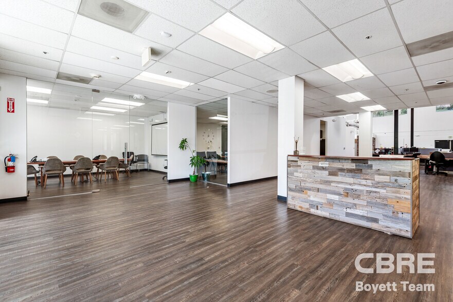 More Photos Of 26025 Mureau Rd, Calabasas Office For Sale