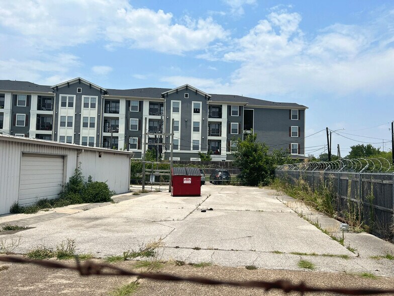 More Photos Of 3433 I-45, Houston Freestanding For Lease