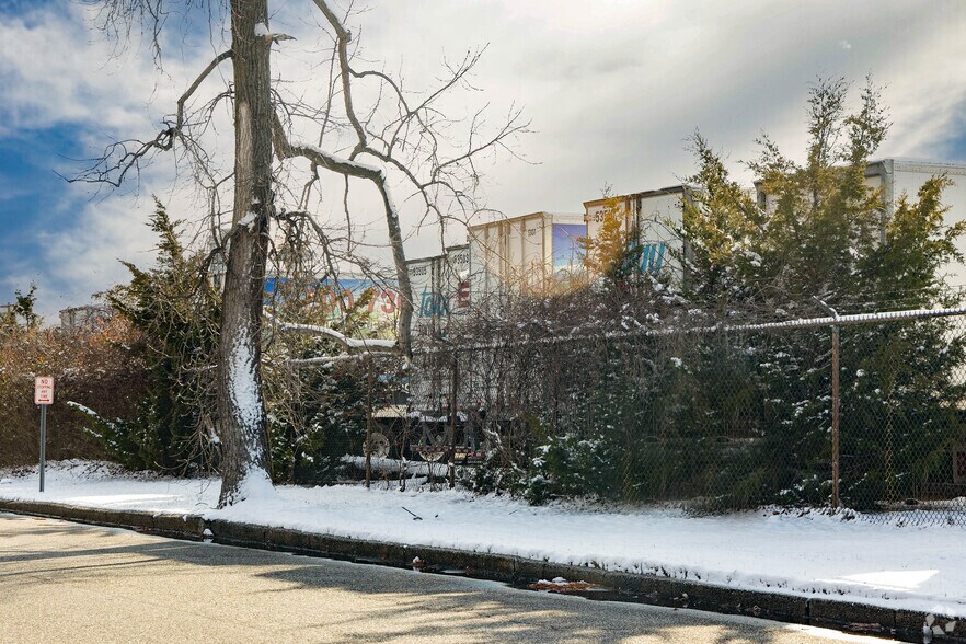 More Photos Of 50 Emjay Blvd, Brentwood Warehouse For Lease