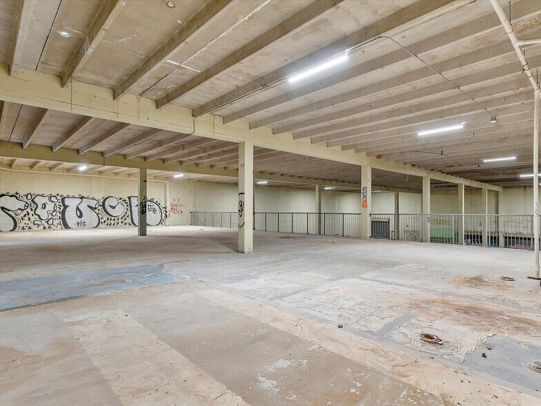 More Photos Of 301 NW 36th St, Miami General Retail For Sale