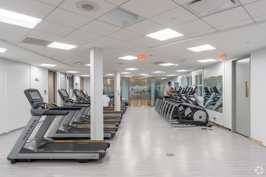 More Photos Of 3 Parkway Blvd N, Deerfield Office For Sale