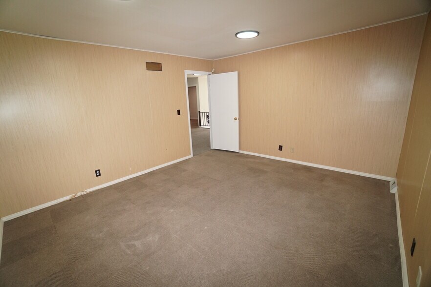 More Photos Of 2414 S Leonard Rd, Saint Joseph Office For Sale