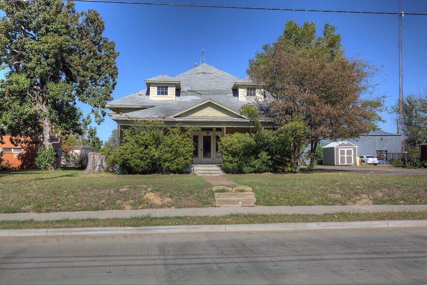 More Photos Of 217 College St, Sulphur Springs General Retail For Sale