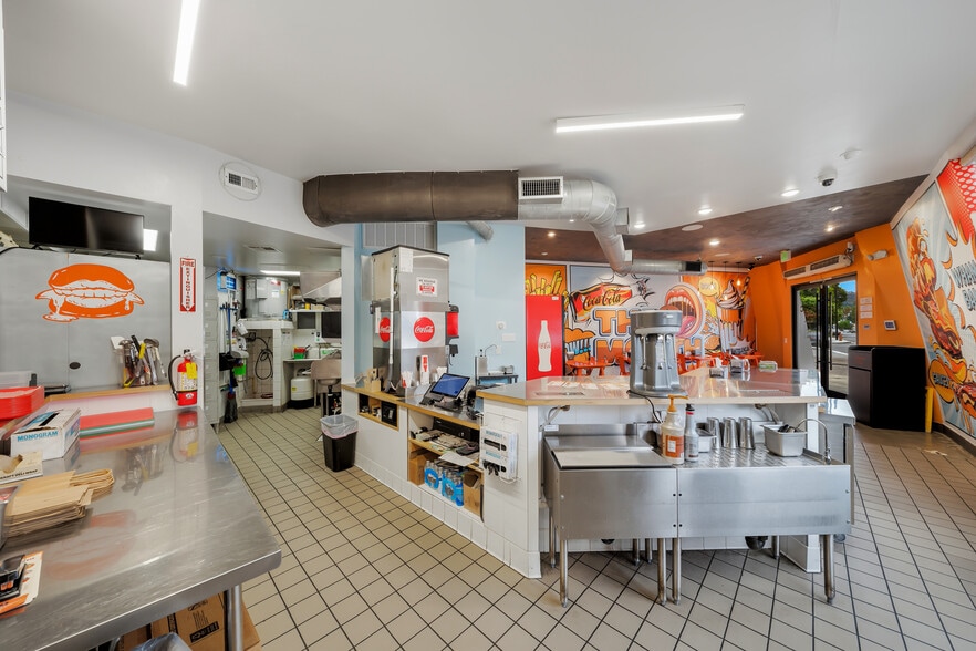 More Photos Of 4017 W Riverside Dr, Burbank Storefront Retail Office For Lease