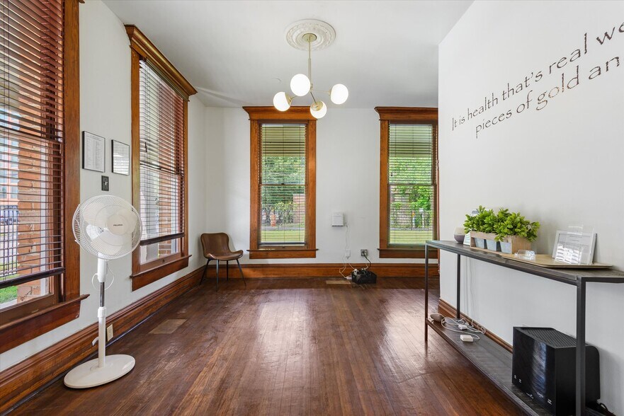 More Photos Of 119 E 20th St, Houston Office Residential For Sale