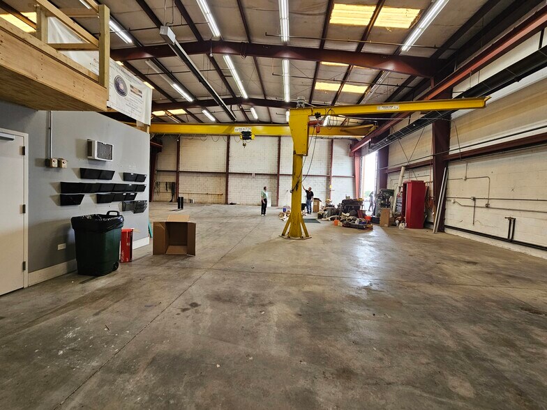 More Photos Of 22530 S Center Rd, Frankfort Warehouse For Lease