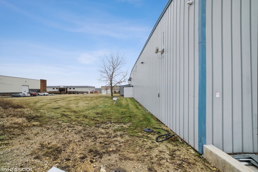 More Photos Of 740 Schneider Dr, South Elgin Manufacturing For Sale