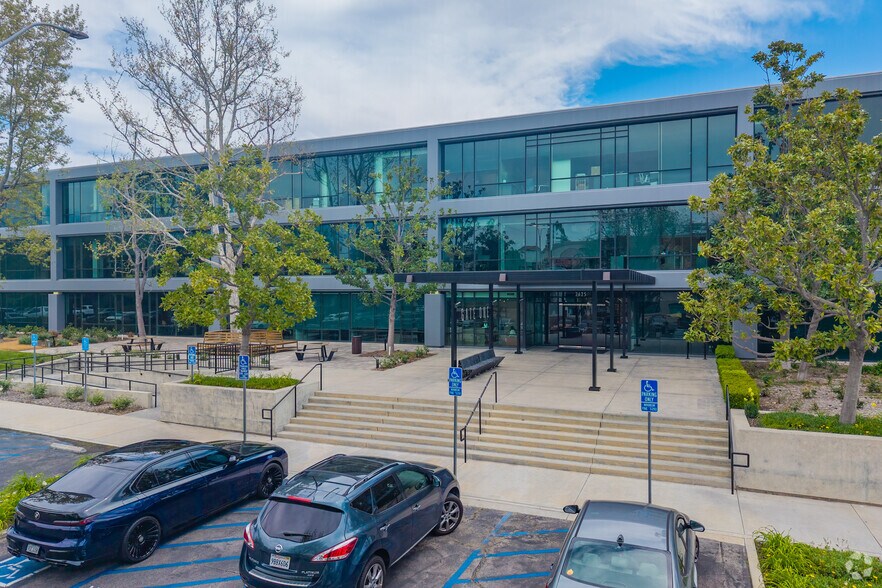More Photos Of 2625 Townsgate Rd, Westlake Village Office For Lease