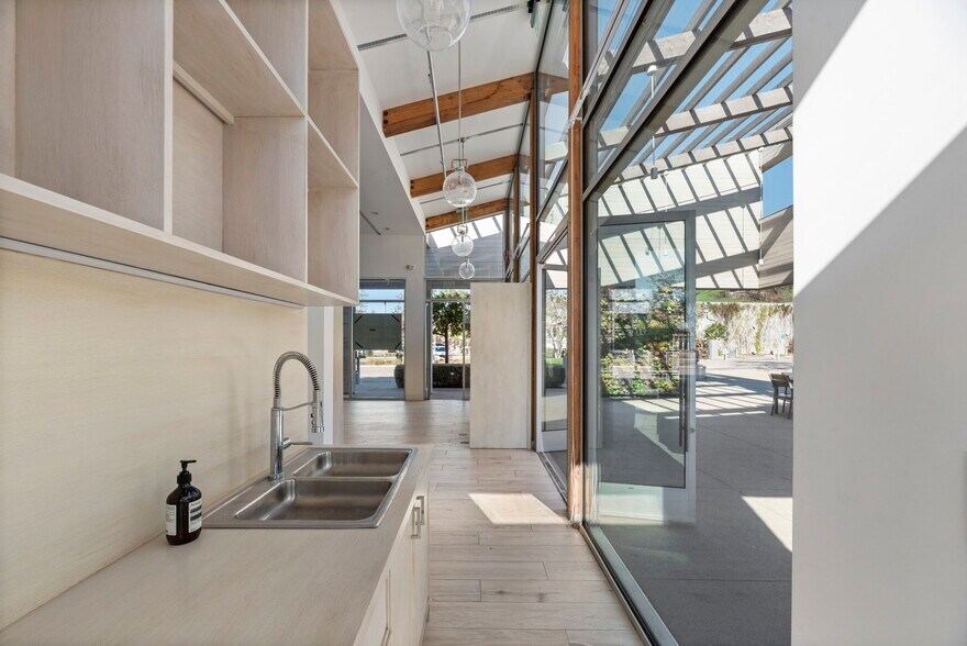 More Photos Of 23401 Civic Center Way, Malibu Restaurant For Lease