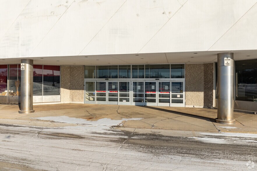 More Photos Of 430 W Ridge Rd, Griffith Freestanding For Lease