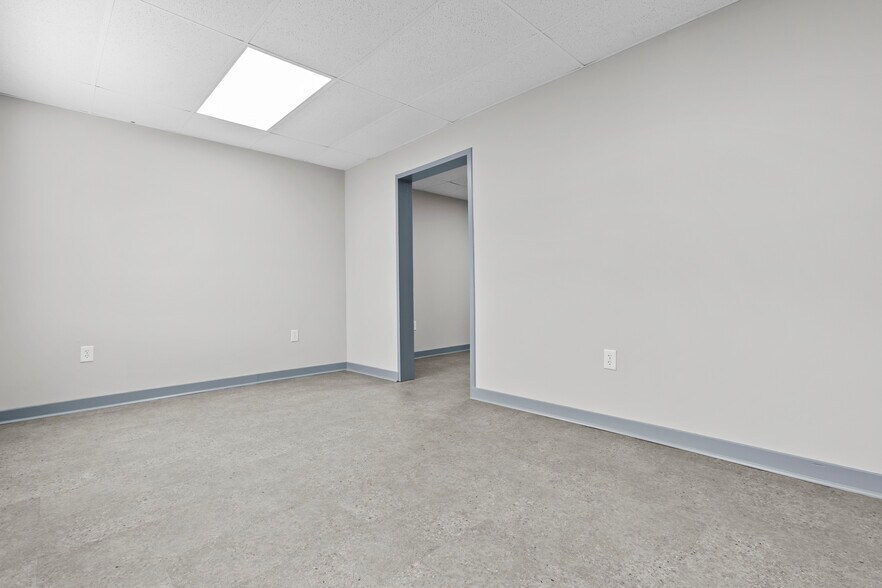 More Photos Of 506 N Main St, Winchester Light Distribution For Sale