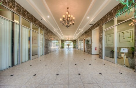 More Photos Of 900 Truxtun Ave, Bakersfield Office For Lease