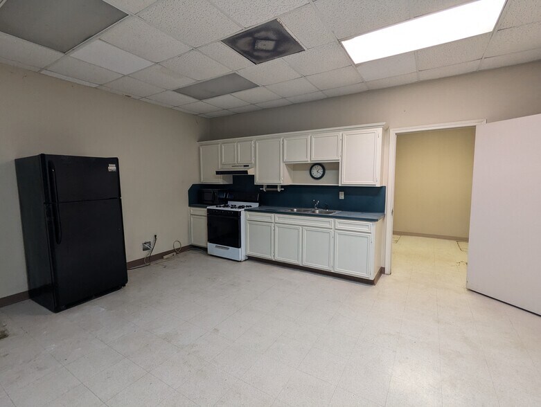More Photos Of 6095 College St, Beaumont Office For Sale