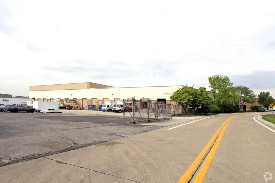 More Photos Of 13822-13840 Parks Steed Dr, Earth City Warehouse For Lease