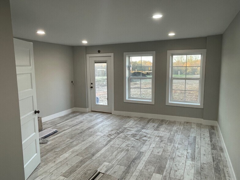 More Photos Of 3376 Forest Rd, Bedford Flex For Sale