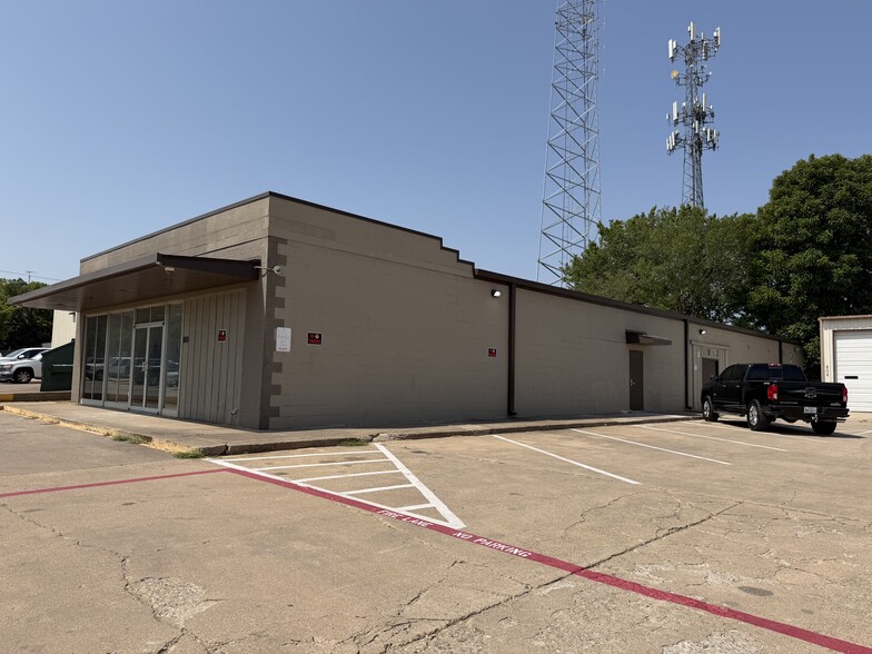More Photos Of 800 S Locust St, Denton Storefront Retail Office For Lease